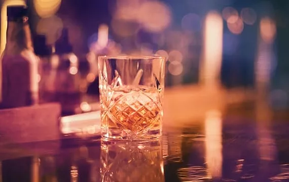 Kształt szklaneczki do whisky a smak trunku